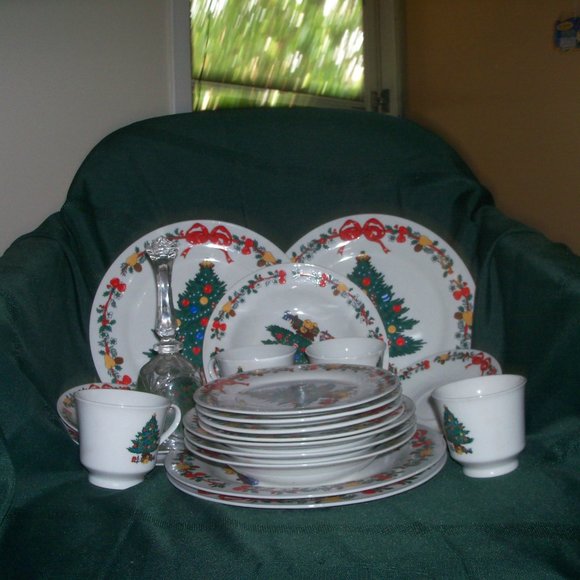 Christmas China Dishes - Picture 1 of 2